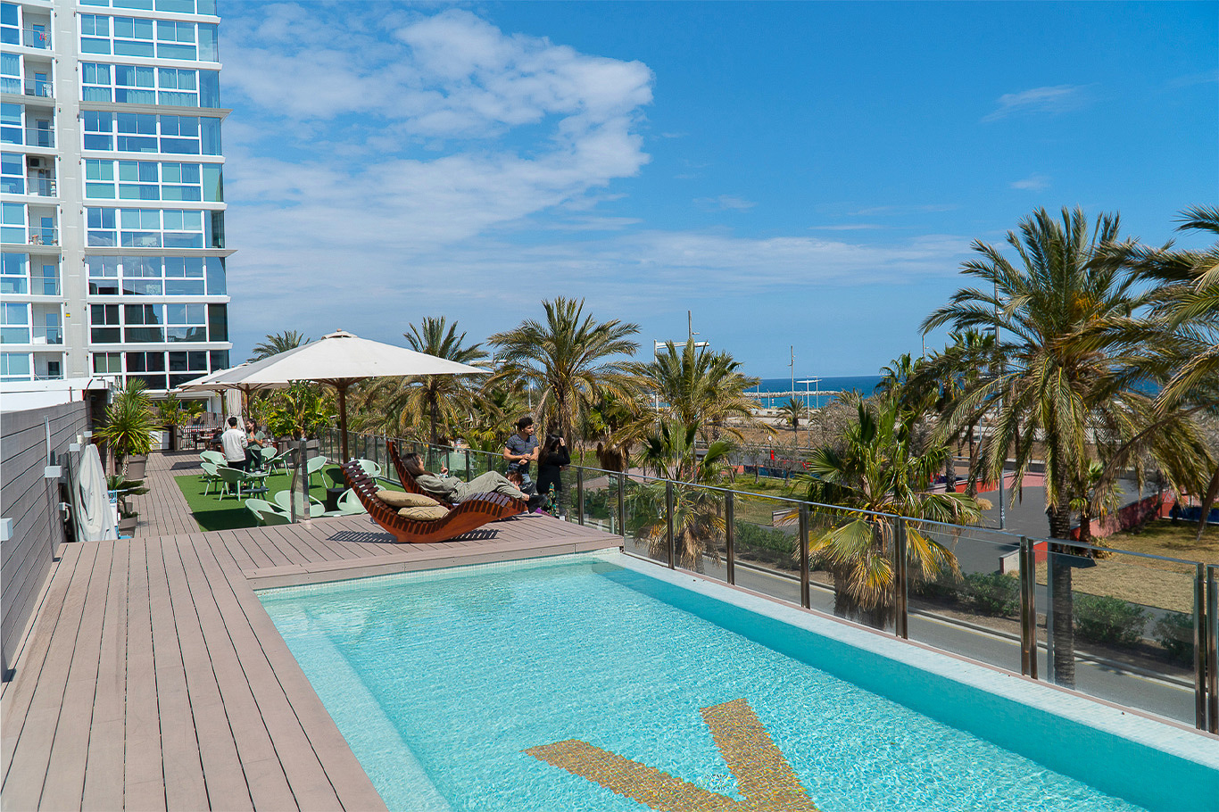 Sea view and swimming pool in Coworking in Barcelona